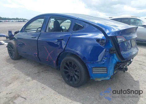 2024 Tesla Model Y Long Range Dual Motor All-Wheel Drive z USA, uszkodzony, nr VIN 7SAYGAEE8RF109560